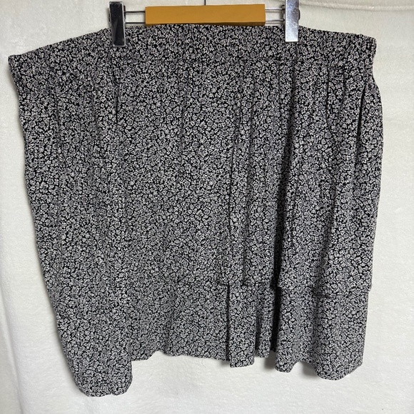 Madewell Women's Skirt- 26W Pull-On Tier Mini True Black Cream Ditzy Floral - Picture 4 of 7